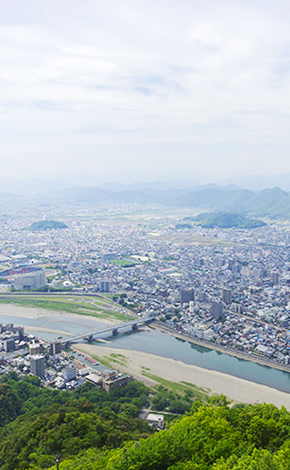 岐阜市の街並みと長良川