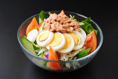 自家製ドレッシングで食べるこだわりのサラダたち