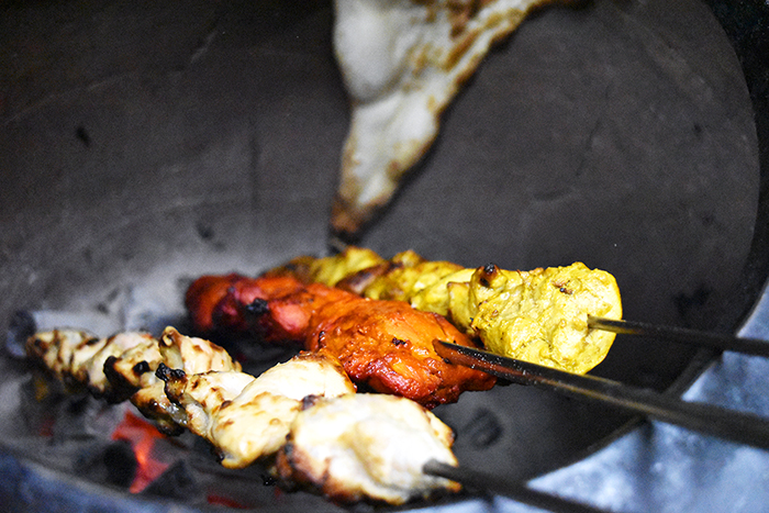 特製石窯タンドールは炭火でじっくりとチキンを焼き上げる